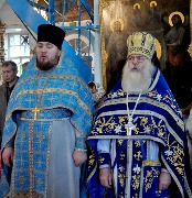 Наместник монастыря архимандрит Василий (Паскье) с настоятелем храма Успения Пресвятой Богородицы с. Акулево иереем Илией Лебедевым.